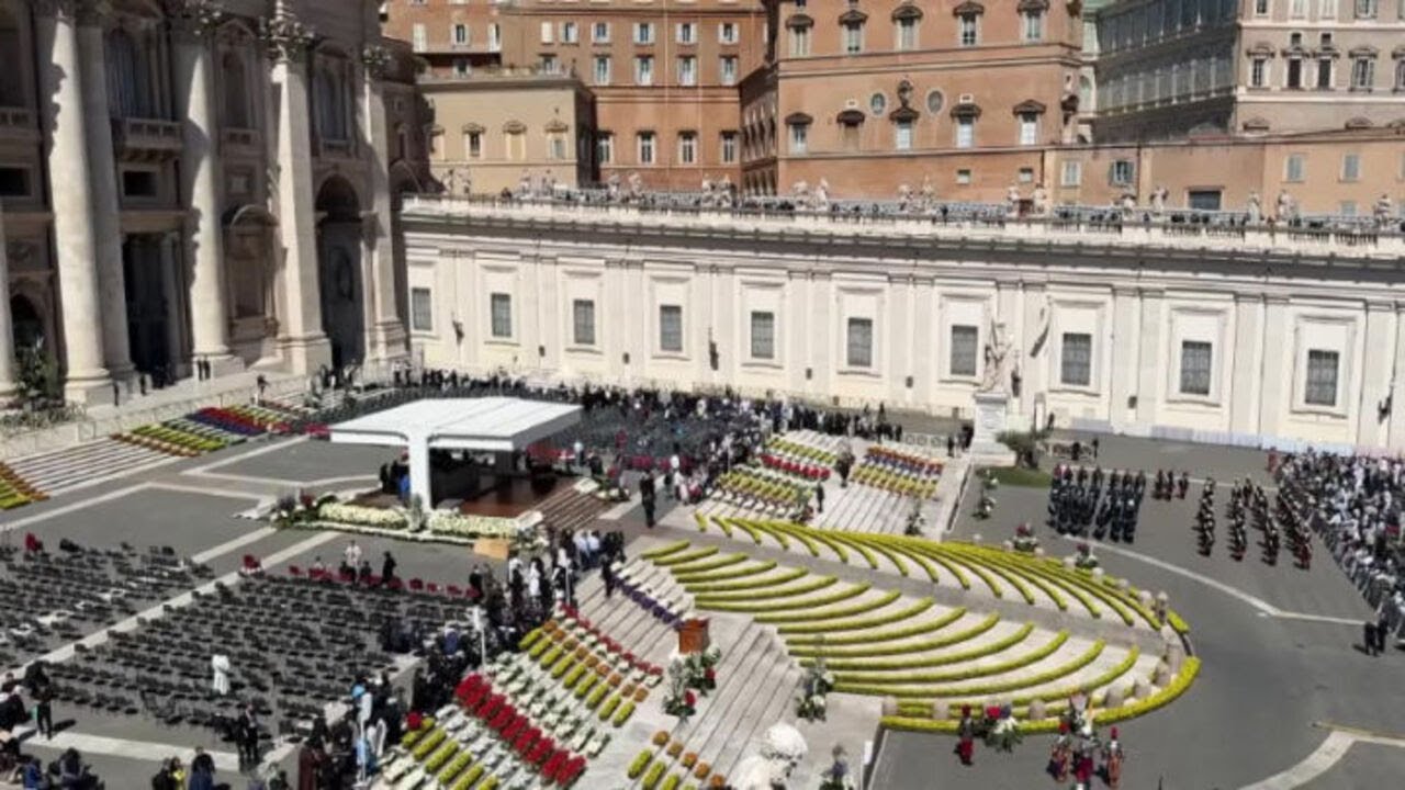 Il giro in papamobile di Leone XIV in piazza San Pietro dopo la Messa di Pasqua