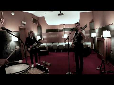 GRAVAS - IS IT THE MOON - Live @ The Free House