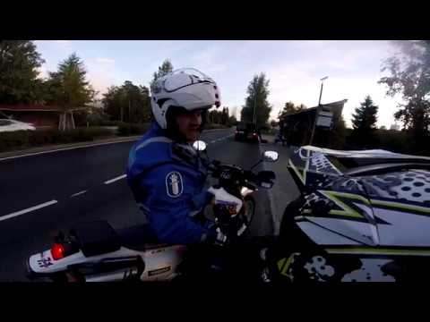 Nyt jäätiin kiinni!!! [Kylän pelle kiusaa poliiseja]