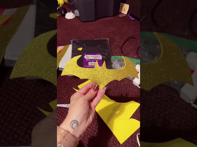 Vídeo relacionado con DC Comics, Máscara de Batman con Visera, más de 15 Sonidos y Frases, se Ilumina, Pilas Incluidas, Disfraz de superhéroe, Juego de rol para niños y niñas a Partir de 4 años