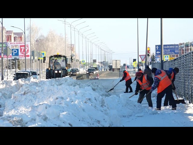 Коммунальные службы Нурлата продолжают борьбу с последствиями снегопада