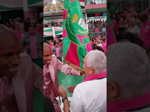 Primeiro casaL da MANGUEIRA se apresentando !!! 💚💗💣