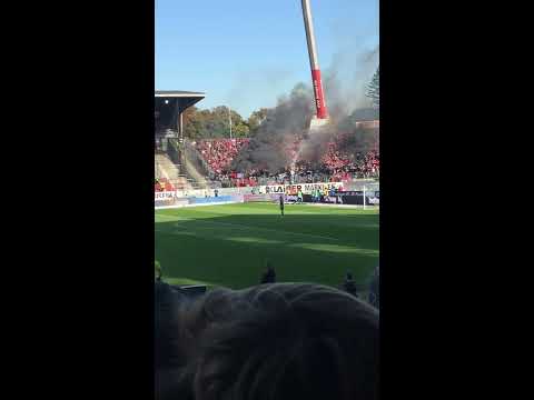 HEFTIGE HOOLIGAN RANDALE ZWISCHEN KARLSRUHE UND NÜRNBERG😱KRASSE PYRO und STURM auf den INNENRAUM‼️