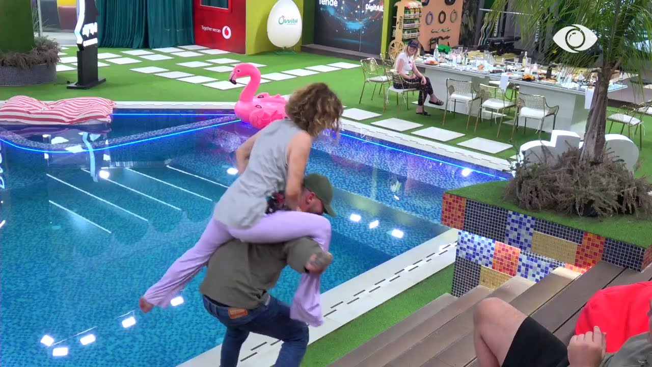 Atmosferë “e nxehtë” në shtëpi/ Romeo i bën 'strip' Eglës