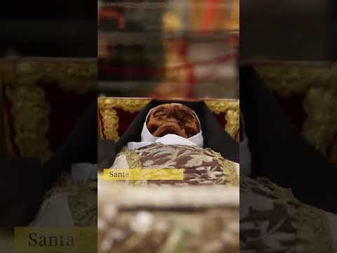 Exponen el cuerpo de Santa Teresa de Jesús en Alba de Tormes, Salamanca