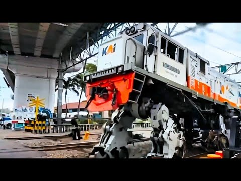 Kereta Api Berubah Jadi Robot || Train Transforms Into Robot