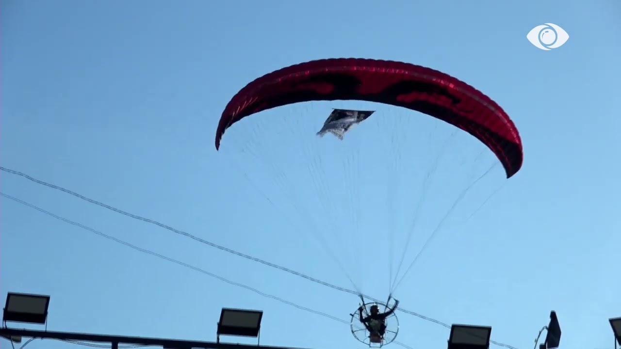 Surprizë e veçantë për Mateon dhe Brikenën, trëndafila nga ajri