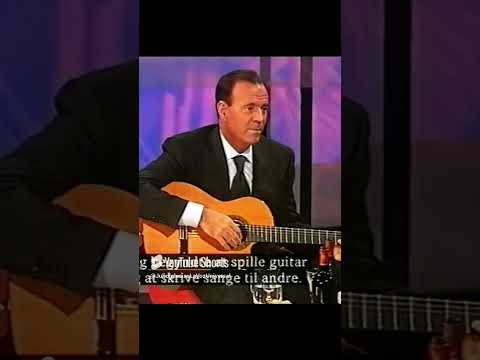 Julio Iglesias tocando su primera canción "la vida sigue igual" con la guitarra