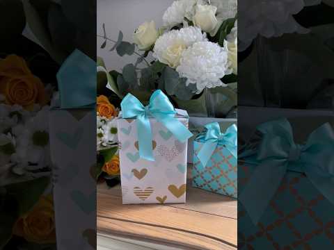 How to wrap a gift with a handle #giftideas #giftbox #giftwrapping