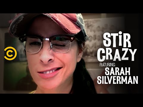 莎拉-西爾弗曼從Bosch(又名Titus Welliver)那裡得到了一個驚喜--與Josh Horowitz一起瘋狂地攪拌。 (Sarah Silverman Gets a Surprise from Bosch (a.k.a Titus Welliver) - Stir Crazy with Josh Horowitz)