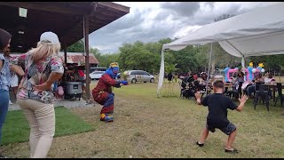 Payaso Pikorete Celebrando el Cumpleaños de Cahelie en Osteen Fl Niños
