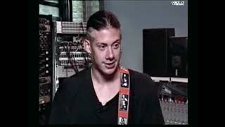Video thumbnail for Wes Borland talks about the seven-string Ibanez used in 1997 at Limp Bizkit. by Limp Bizkit Brasil