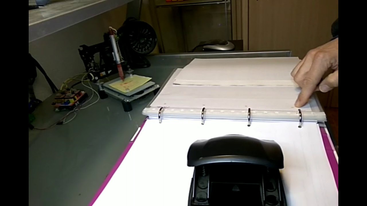 Perforar folios 4 orificios en A4 con perforadora de dos.