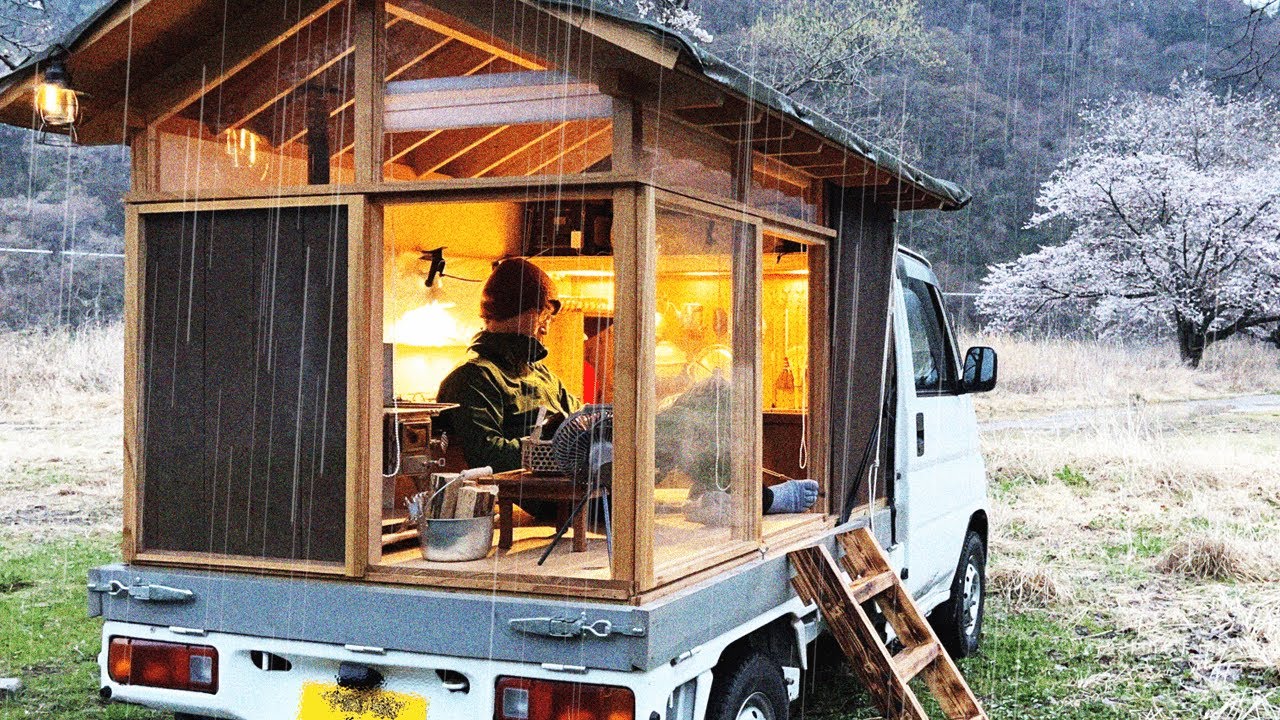 【雨の車中泊】軽トラ酒場で車中飯。最高のビールと味噌焼うどん。｜バンライフ｜モバイルハウス