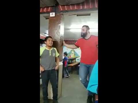 Cantante callejero con el vocalista del grupo Arranke.