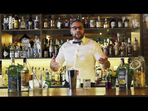 Fučo mixuje koktejl Krvavá Marta