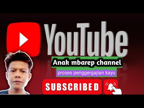 proses penggergajian kayu Meranti menggunakan mesin serkel.