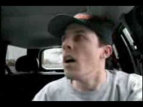 Flugzeug landet auf Autobahn