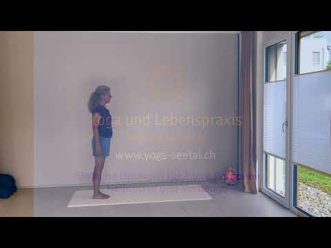 Yoga für ältere Personen:  Halbmond und Vorbeuge im Stehen