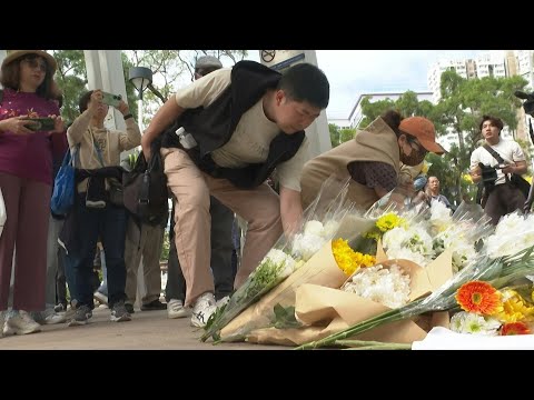 Video | Hongkongers lay flowers for victims of deadly fire | AFP