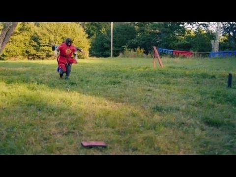 Jonas och Tony är riddare under medeltidsveckan  - Camping Queens (Sjuan)