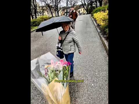POTRZYMA PANI? 💐 #shorts #polska #dobrowraca