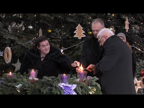 Meggyújtották a szeretet gyertyáját a város adventi koszorúján