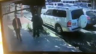 Vehículo casi atropella personas cuando sube acera para evadir tapón