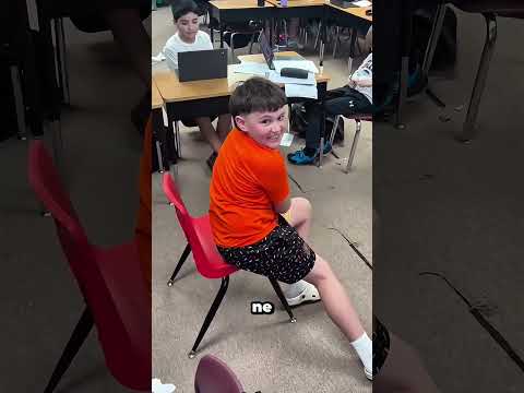 Regardez le moment où ils découvrent le défi de la chaise 🎯
