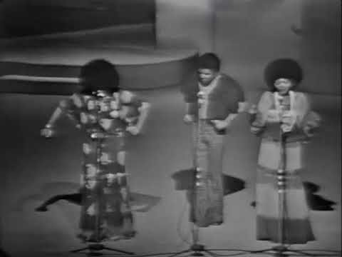 Trio Ternura canta “A Gira” - 1973