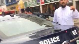 Passerby confronts man carrying Islamic State flag