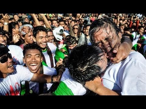 Photos of the Day - Kissing Festival in Bali - April 1, 2014