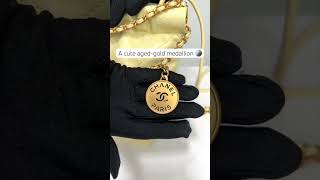 Download lagu A closer look at the anatomy of the Mini Chanel 22 bag 👀💖 mp3