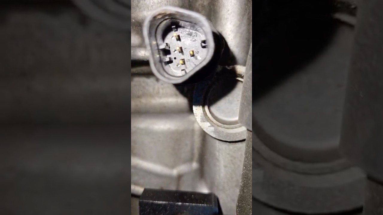 Oil Pressure Switch Location 😉 Code P06DE Mazda 6 2.2d SkyActive