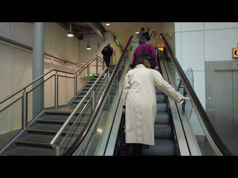 Chegada internacional do Aeroporto Heathrow de Londres para voo de conexão 2023