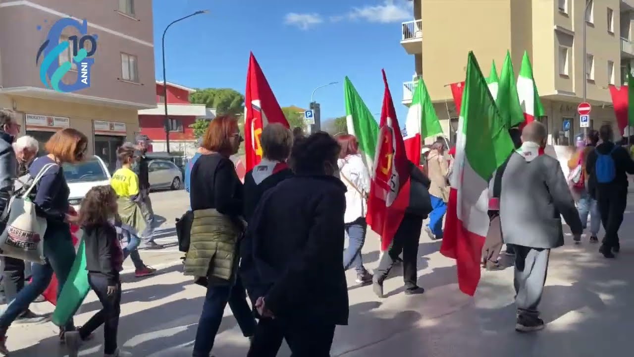 25 Aprile: in piazza con le bandiere al suono di Bella ciao per festeggiare la Liberazione