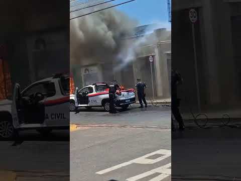 Incêndio atinge loja e imóvel residencial no centro de Taiúva