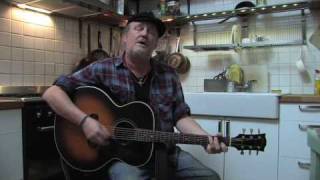 Plura framför låten Kommit hem