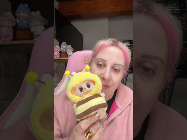 Vídeo relacionado con JAWUZ 17 cm Ropa para Labubu Incluye un Vestido y un Lazo para el Cabello Rosa (sin muñeca)