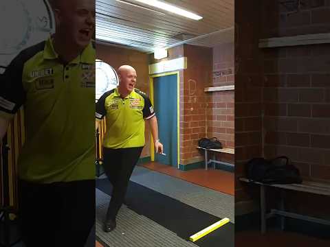 MVG CHECKT MIT ZIGARETTE IM MUND 🤣🎯 #darts #dartsport #dartclips #michaelvangerwen #pdc #funnyclips