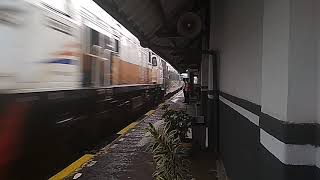preview picture of video 'KA Argo Wilis melesat menembus hujan deras #railfans #semboyan35 #semboyan40'