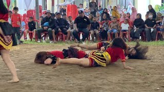 Download lagu Gawat Tak Terduga Mendadak Semua Nyungsep ❗ Cewek Cantik Kesurupan Kuda Lumping mp3