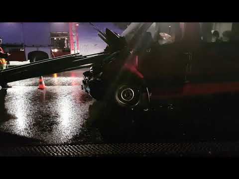 Wypadek busa z samochodem ciężarowym na autostradzie A4.