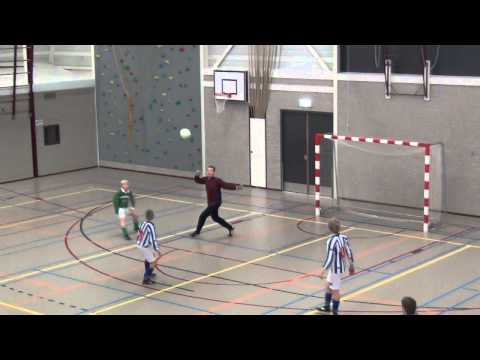 KNVB Kerstzaalvoetbaltoernooi: Zeerobben D2 - Minnertsga D1