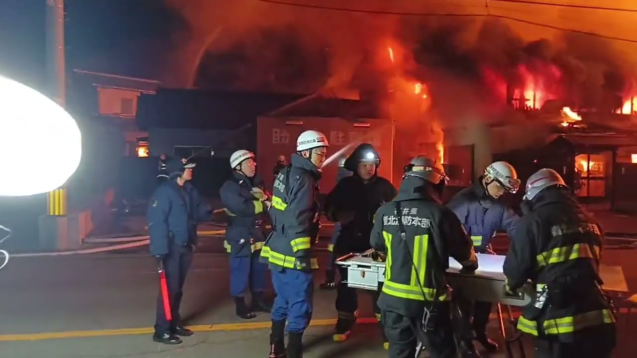 あわら市の作業場で火事、少なくとも5棟の住宅や店舗焼く　2026年3月22日、燃え盛る現場付近