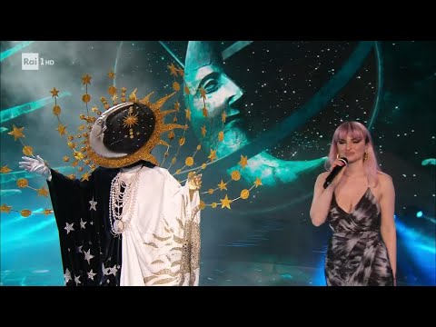 Sole Luna canta "La notte" con Arisa - Il Cantante Mascherato 11/02/2022