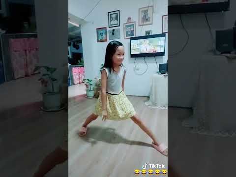 KAYA PALA NI ROSE MAGSPLIT HEHE 😂😂🤣🤣✌✌ #goodvibes #splits #flexible #katuwaanlangpo