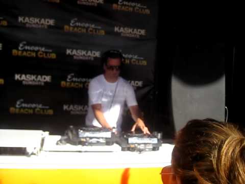 Kaskade spinning Deadmau5 vs Haley "Falling in Love with Brazil" at Encore Beach (long version)