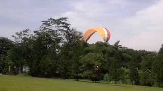 preview picture of video 'Sentul city Outdoor Sport & Hobby Community - landing paramotor'