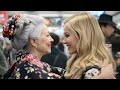 Mature Japanese Women Kissing Women At Subway720P HD